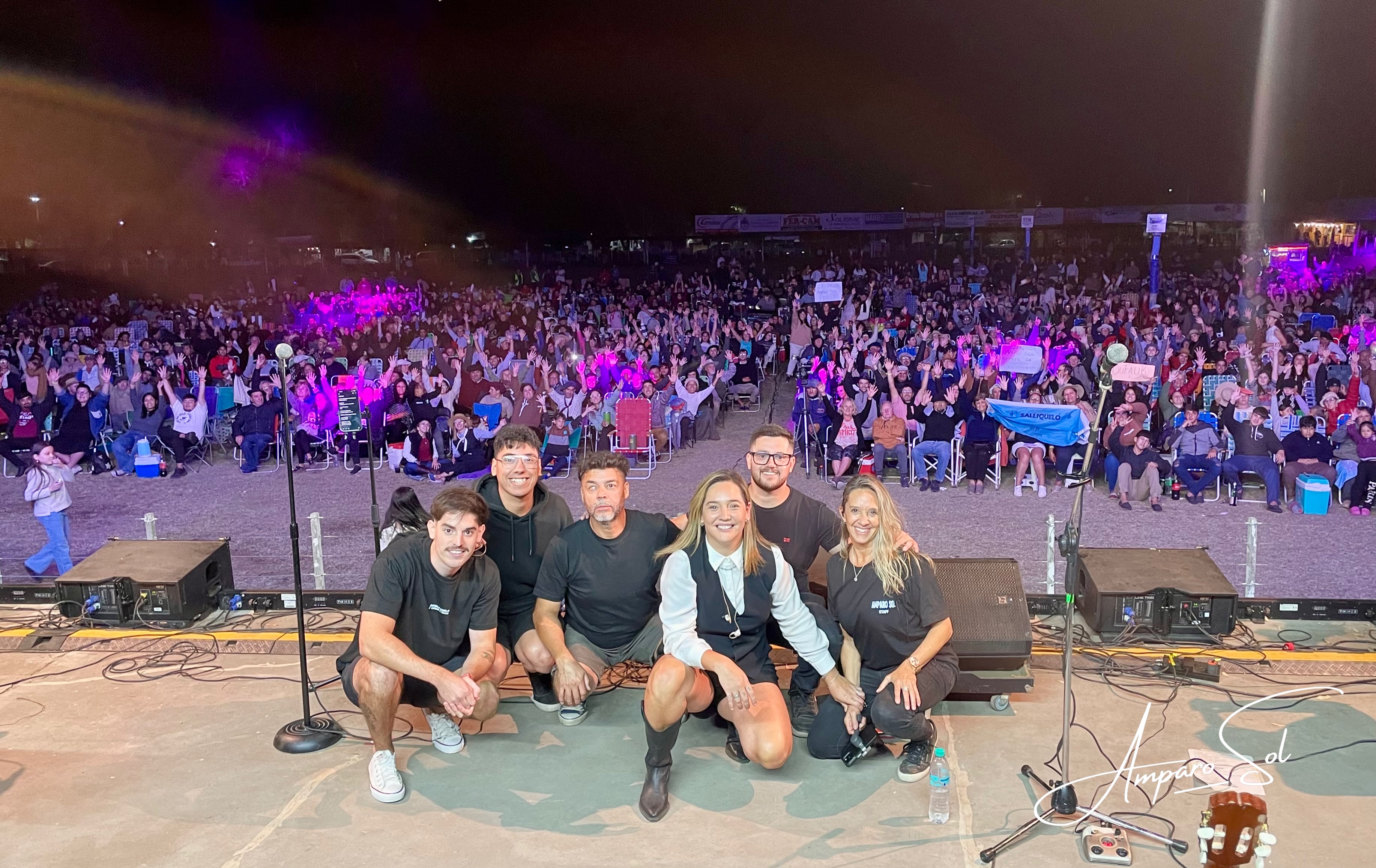 Amparo Sol junto a su banda en vivo con el público de fondo